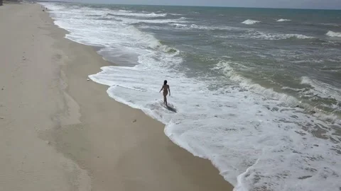 Mulher de Bikini Andando na Praia na beira do Mar 動画素材 227051847