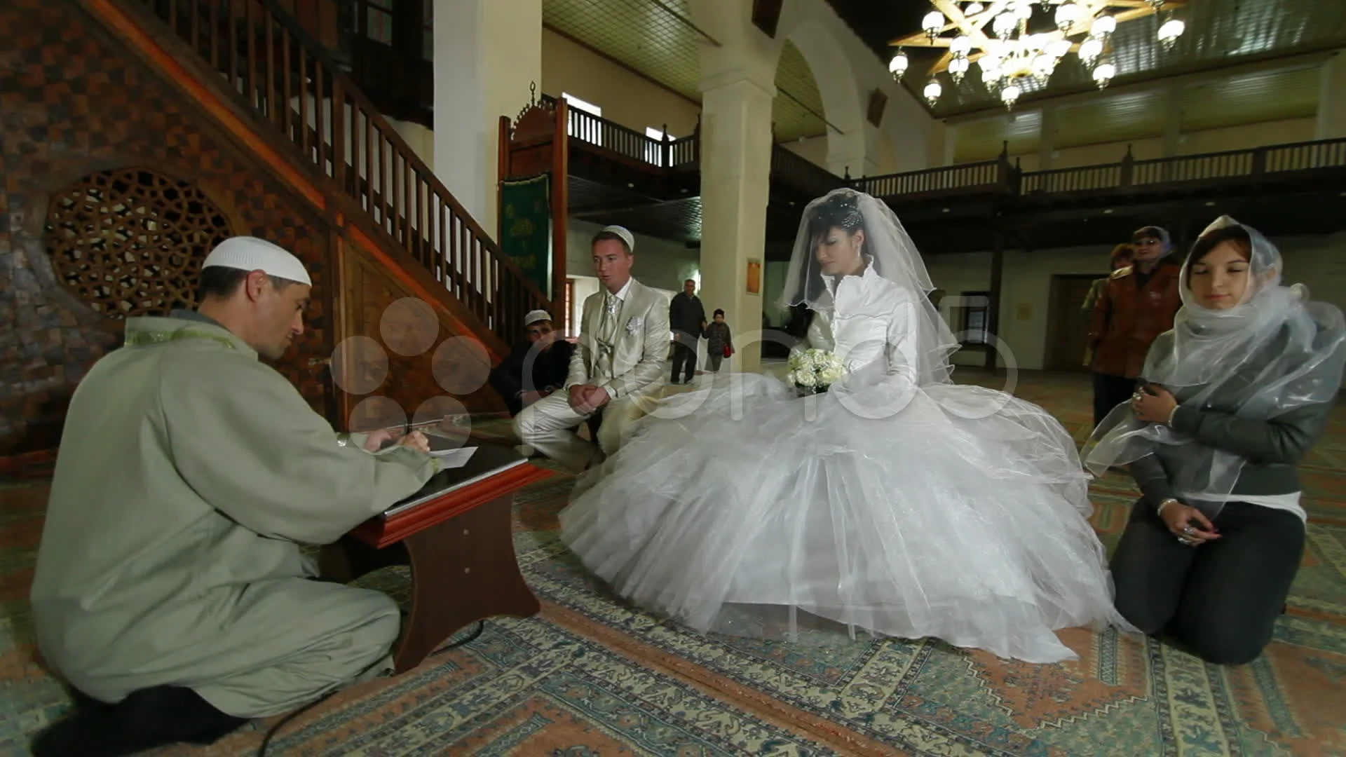 Может ли мусульманка выйти за христианина замуж. Свадьба в мечети у мусульман. Свадьба мусульманина и христианки. Мулла на свадьбе. Мулла и его жены.