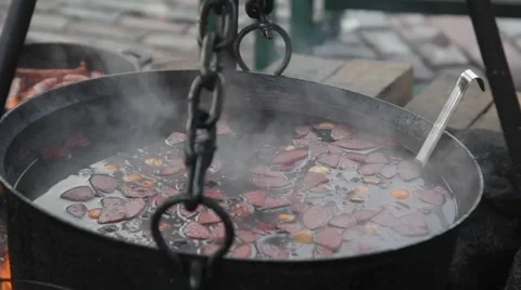 Mulled wine cooks in a big copper at Christmas fair Stock Footage 42810950