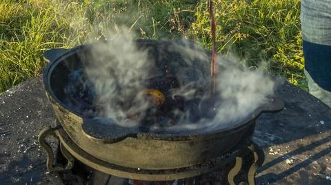 Mulled wine in a large cauldron. Mulled wine is cooked in a large pot. Vitami Foto stock