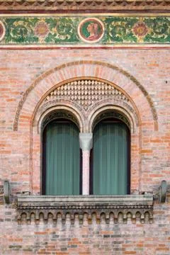 Mullioned medieval window. 库存照片