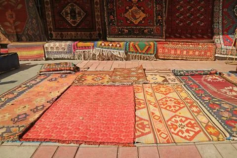 Multi-color Various Patterns of Carpets for Sale at Vernissage Local Market 스톡 사진