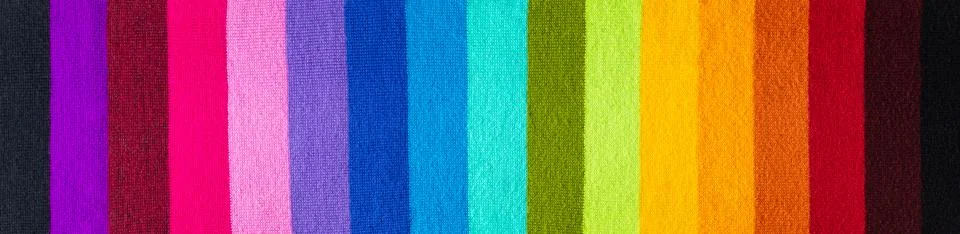 Multi colored background. knitted wool fabric texture with rainbow stripes Foto stock