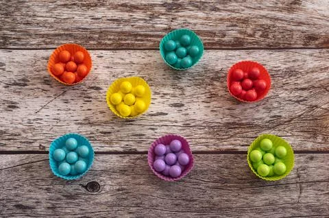 Multi-colored balls are arranged in colors, game for development of child. .. Foto stock