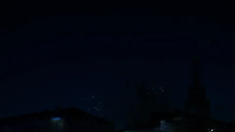 Multi-colored bright fireworks sparks of silver and red on the dark sky ove.. 库存影片 283770257