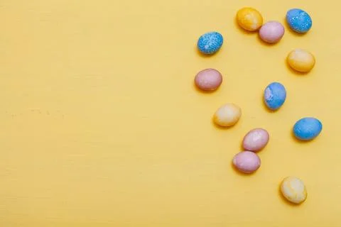 Multi-colored chicken eggs for the Easter holiday as a backdrop 스톡 사진