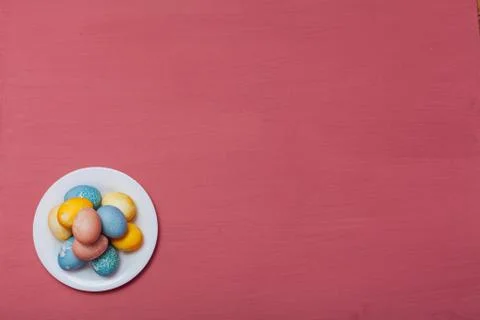 Multi-colored chicken eggs for the Easter holiday as a backdrop 스톡 사진