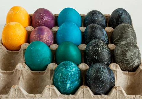 Multi-colored chicken eggs. Feast of Light Easter. Background. Stock-Fotos