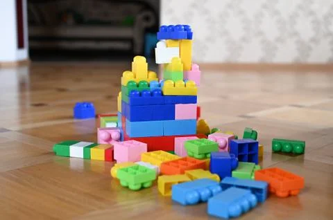 Multi-colored children's designer. scattered across the floor Foto stock