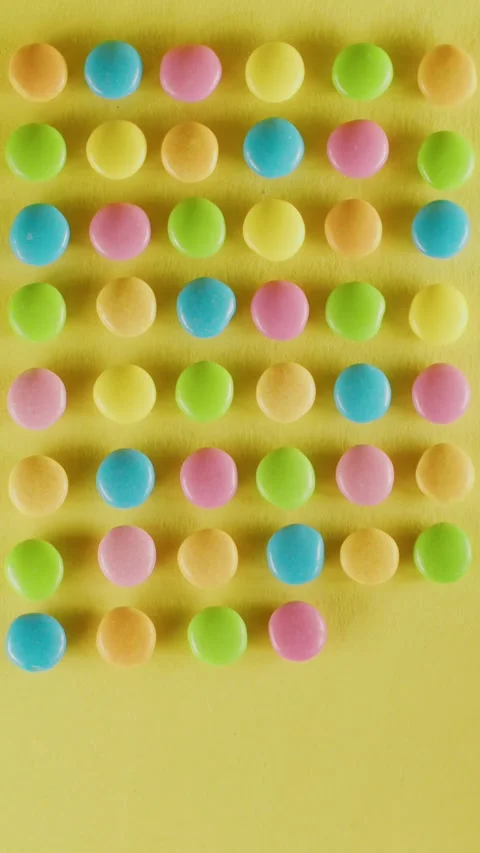 Multi-colored chocolate dragees line up 스톡 동영상 237705404