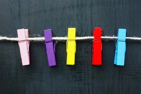 Multi-colored clothespins on a rope as a concept for diversity. Foto stock