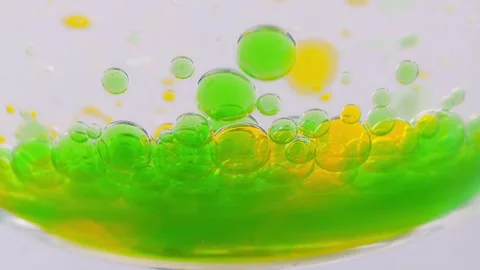 Multi-colored drops of oil fall to the bottom 動画素材 258322552