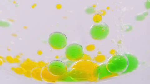 Multi-colored drops of oil falling to the bottom Vídeo Stock 258322479