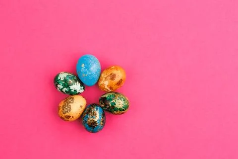 Multi-colored easter eggs are laid out around. Stock-Fotos