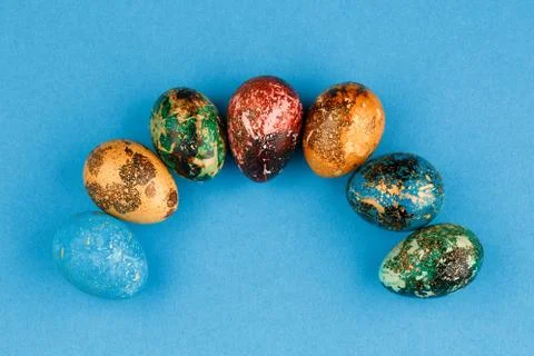 Multi-colored easter eggs are arranged in a semicircle Foto stock