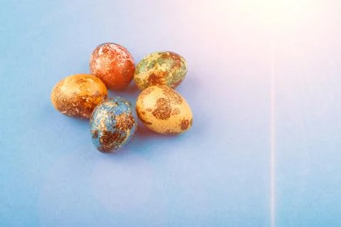 Multi-colored easter eggs are laid out around. Foto stock