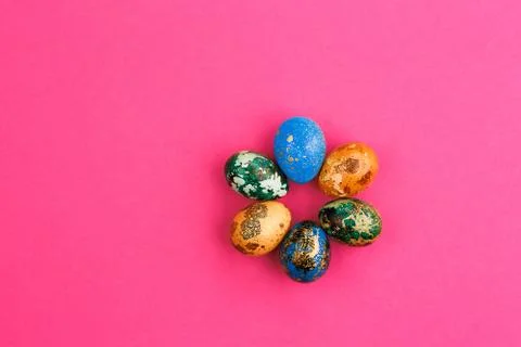 Multi-colored easter eggs are laid out around. Foto stock
