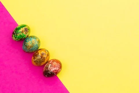 Multi-colored Easter eggs lie in a row. Foto stock