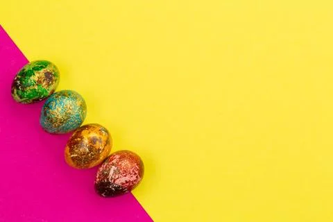 Multi-colored Easter eggs lie in a row. Foto stock