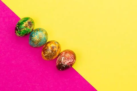 Multi-colored Easter eggs lie in a row. Foto stock
