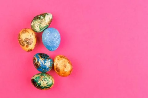Multi-colored easter eggs lie on a pink background. Foto stock