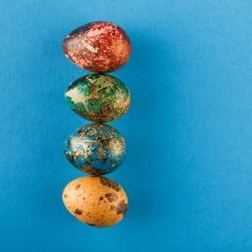 Multi-colored Easter eggs lie in a row. Foto stock