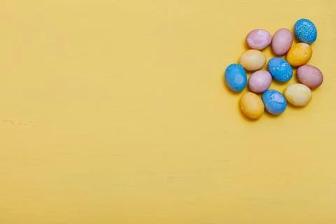 Multi-colored eggs on the Easter holiday background for inscriptions 스톡 사진
