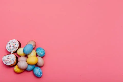 Multi-colored eggs on the Easter holiday background for inscriptions 스톡 사진