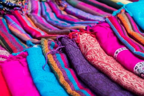 Multi-colored fabrics on a show-window Foto stock