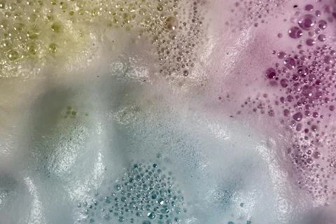 Multi colored foam creates organic background plate Foto stock