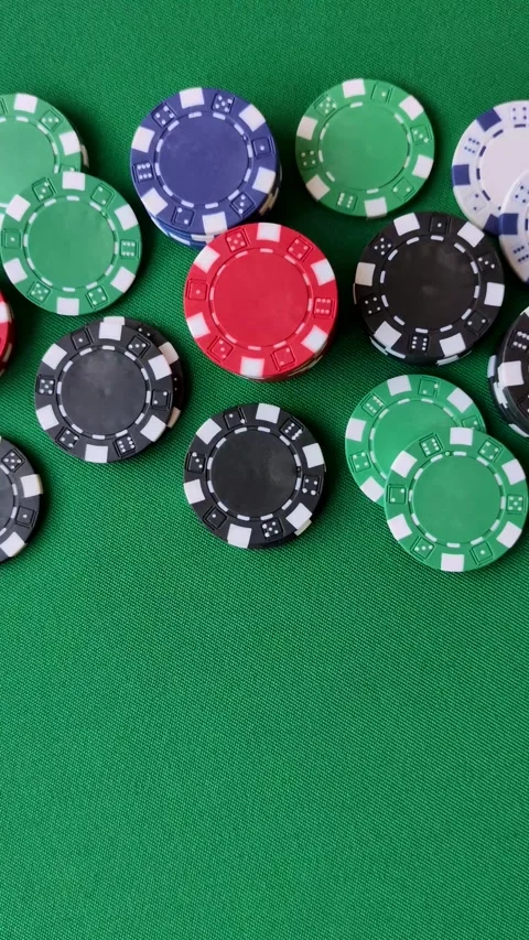 Multi colored gaming chips for betting in casino games. Betting chips Vidéo 346773525