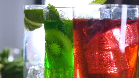 Multi-colored green and red holiday cocktails close-up. Carbonated Beverage. 库存影片 120431135