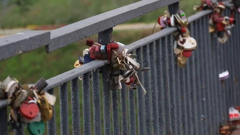 Multi-colored locks of newlyweds on the railing. Wedding symbol Stock-Footage 92991405