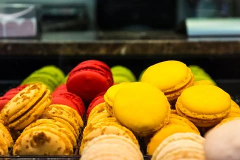 Multi-Colored Macaroons Closeup Window Cafe European Dessert Bright Vibrant Foto stock