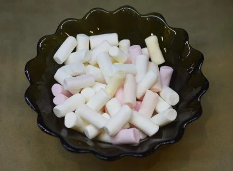 Multi-colored marshmallow dessert bars in a glass bowl, close-up Stock-Fotos