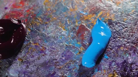 Multi-colored oil paints on an artistic palette. Vídeo Stock 146385514