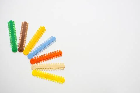 A multi-colored orthodontic ligatures for alignment of the orthodontist's tee Fotos Stock