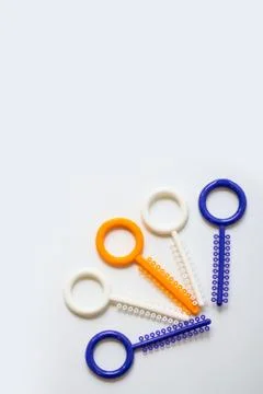 A multi-colored orthodontic ligatures for alignment of the orthodontist's tee Stockfoto's