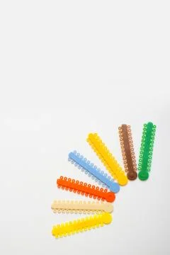 A multi-colored orthodontic ligatures for alignment of the orthodontist's tee 库存照片