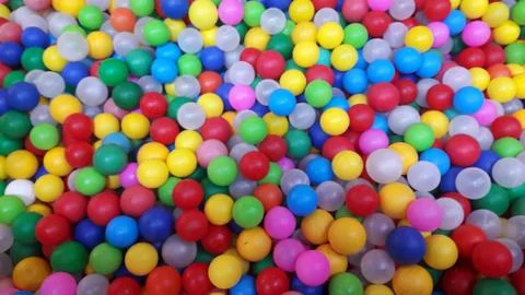 Multi-colored plastic balls. A children's playroom. beautiful toys Foto stock