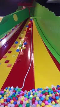 Multi-colored plastic balls. A children's playroom. beautiful toys Foto stock