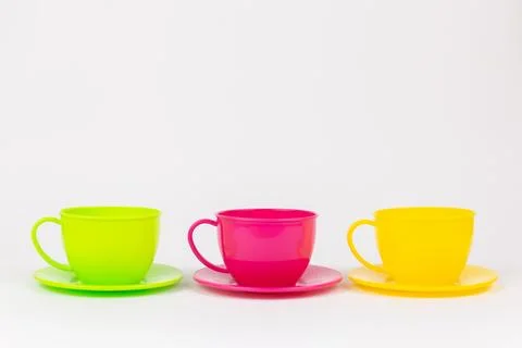 Multi-colored plastic cups and plates on a white background kitchen set Foto stock