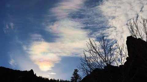 Multi-Colored Rainbow Clouds on a Rocky Mountain Winter Morning Foto stock