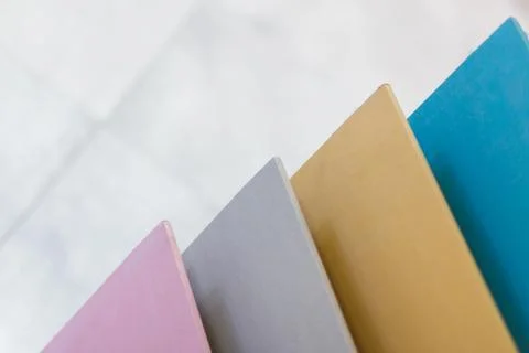 Multi-colored samples of plasterboard for interior decoration in the store of Fotos de archivo