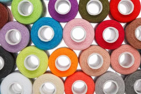 Multi-colored spools of sewing thread on a white background Foto stock