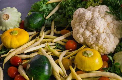 Multi-colored squash, cauliflower, cherry tomatoes and green beans Foto stock