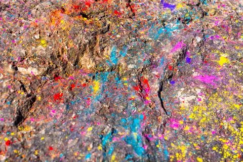 Multi-colored stone pavement after Holi festival in India. Dry paints in br.. Foto stock
