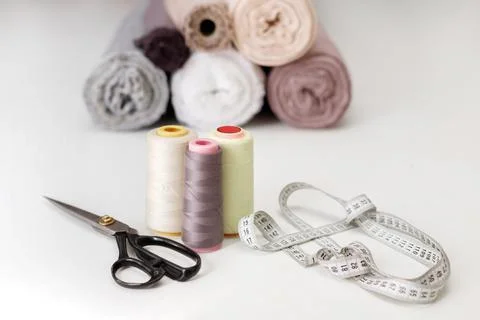 Multi-colored strings of scissors and centimeter on the desktop seamstress Stock-Fotos