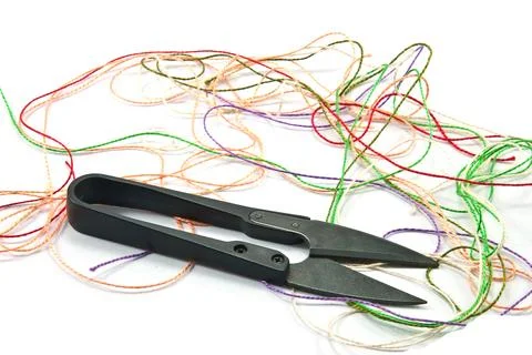 Multi-colored thread and scissors Stock-Fotos