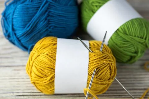 Multi-colored threads for knitting and knitting needles. Selection of colorful Foto stock